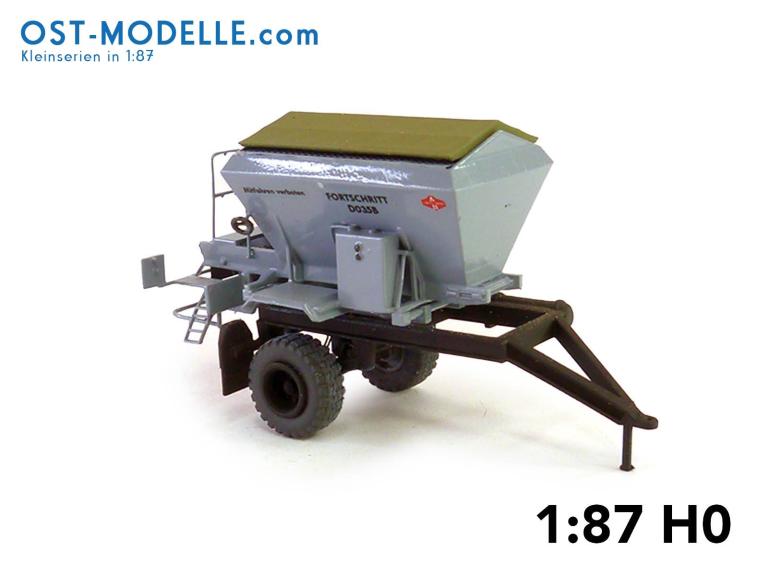 Preview: Düngerstreuer D035B auf Anhängerfahrgestell grau